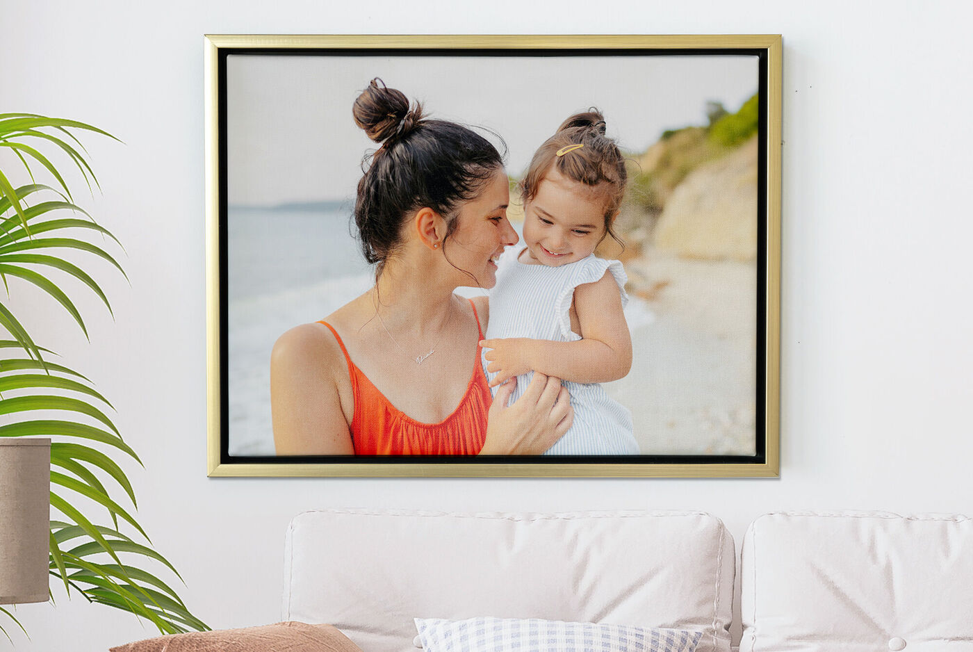 Una madre sostiene a su hijo en la playa. Ambos disfrutan del día en el mar.