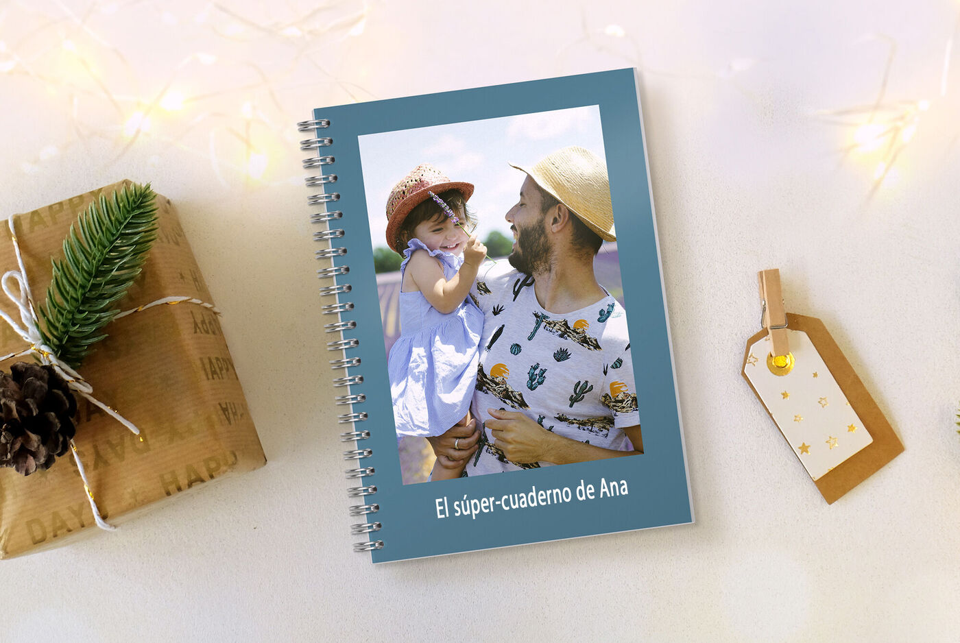 Un álbum de fotos CEWE en una mesa con una escena amorosa de dos personas al aire libre.