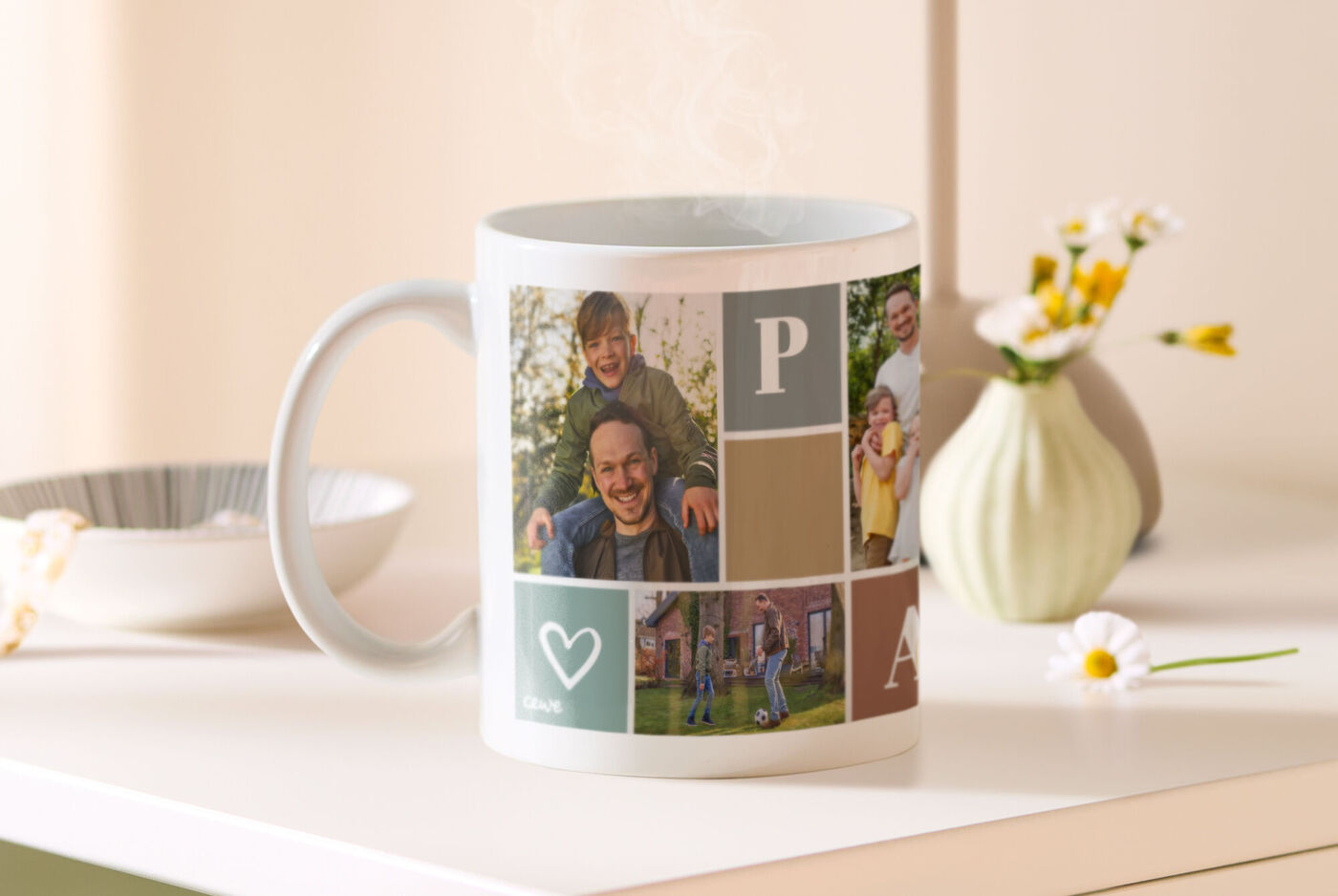 Una taza colorida con collage de fotos que muestra hermosos recuerdos