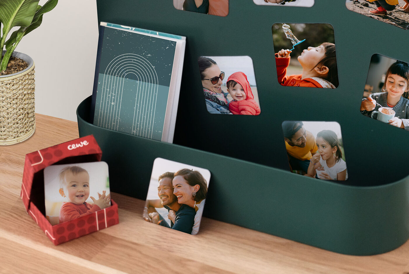 Imanes personalizados cuadrados decorando una mesa de una habitación.