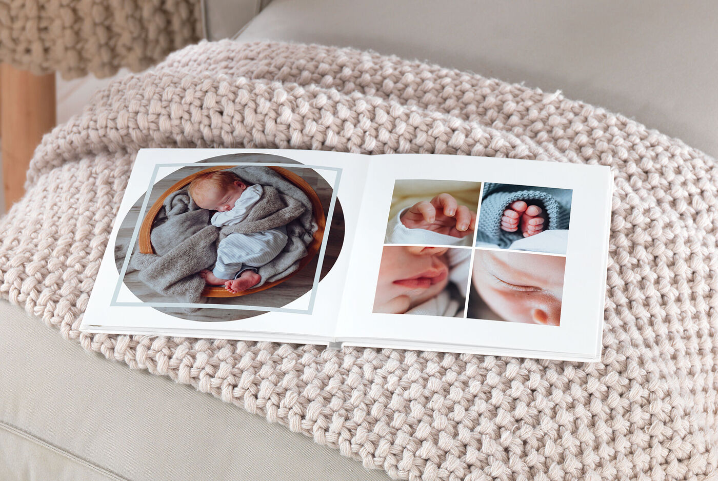 Un álbum de fotos abierto con tiernas fotos de bebés sobre una manta acogedora.