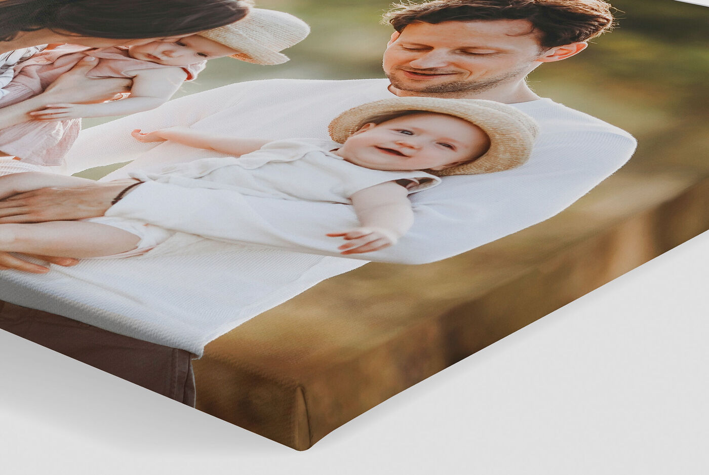 Lienzo personalizado con fotos familiares, ideal para decorar el salón de tu casa.