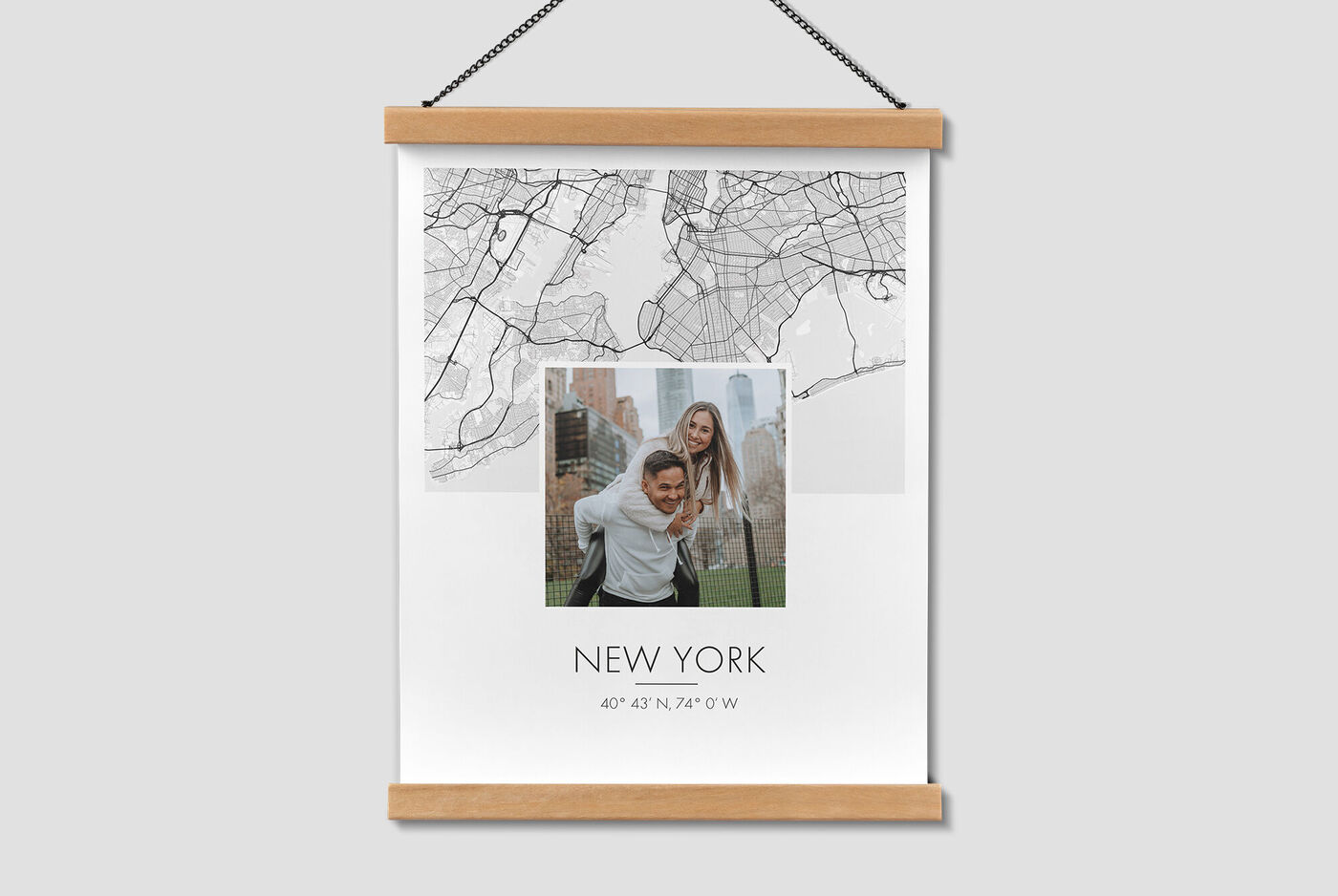 Poster personalizado con soporte de madera y el mapa de una ciudad del mundo, añade tu foto para completar este poster único.