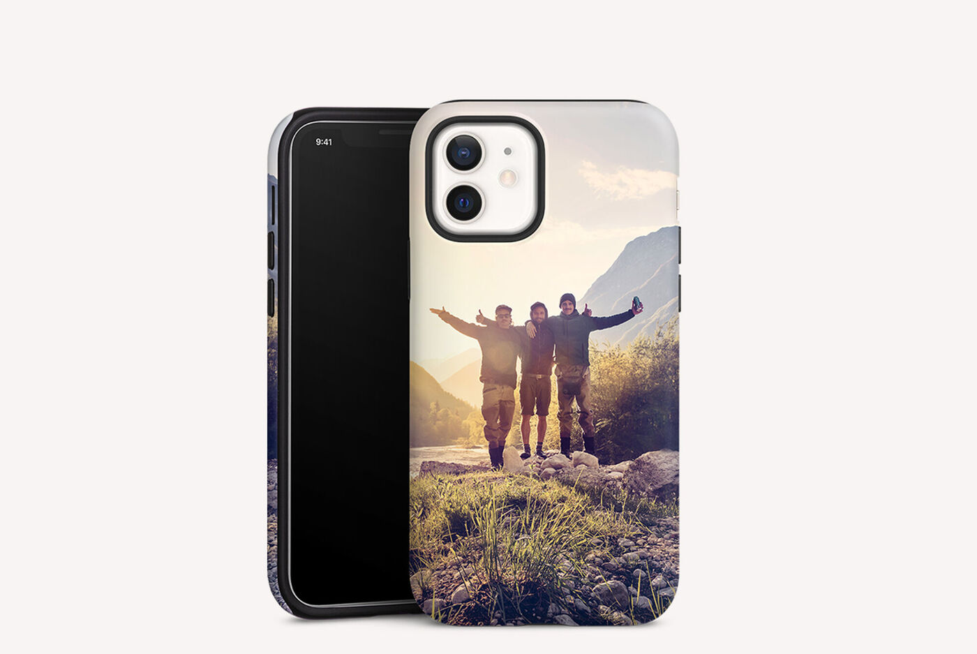 Tres amigos sonríen en la naturaleza con los brazos levantados, disfrutando el momento.